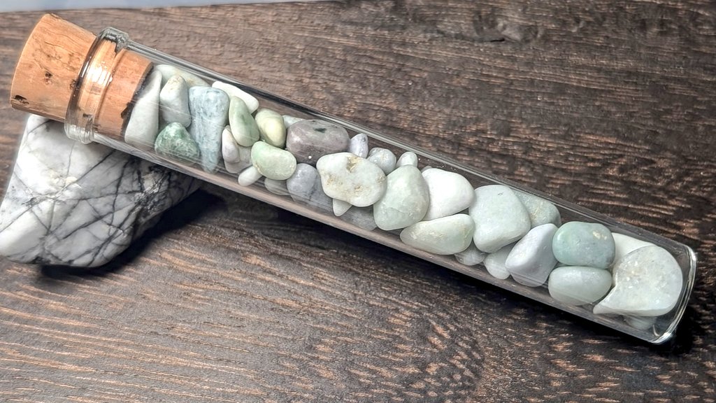 Shirainu's tweet image. たった30分歩いてこれだけ拾える日もあれば、一泊二日の探索で4カ所の海岸を歩き回って帰り際にこれ1つなんて事もある。
そんな不確定さがヒスイ拾いの醍醐味