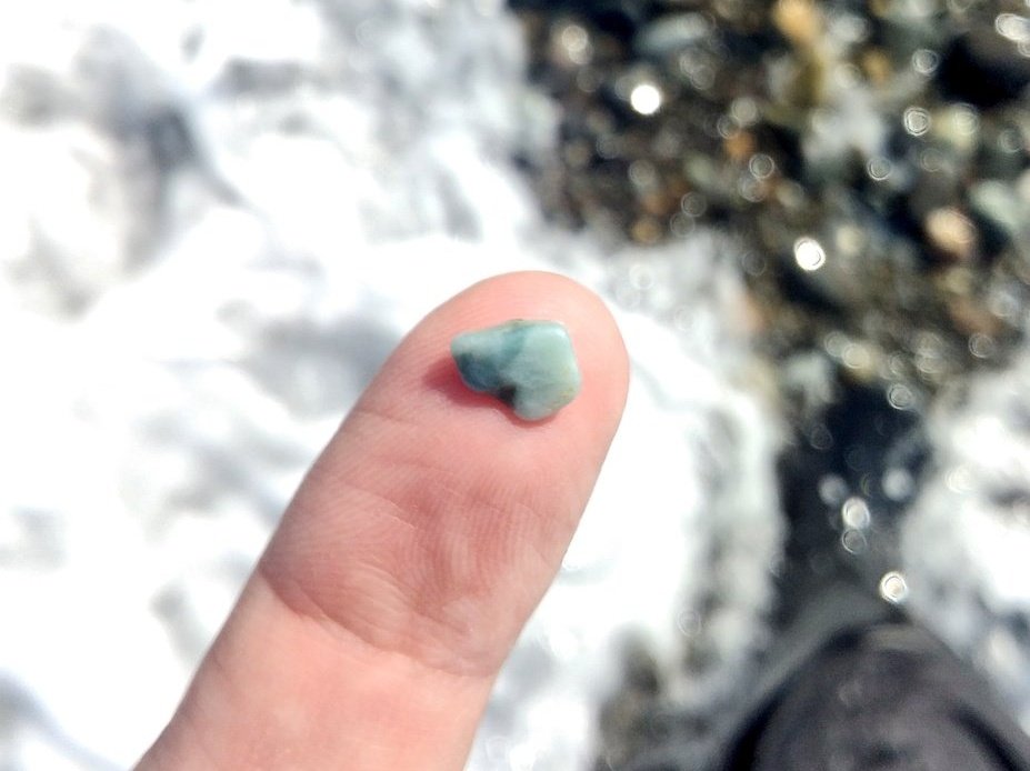 Shirainu's tweet image. たった30分歩いてこれだけ拾える日もあれば、一泊二日の探索で4カ所の海岸を歩き回って帰り際にこれ1つなんて事もある。
そんな不確定さがヒスイ拾いの醍醐味