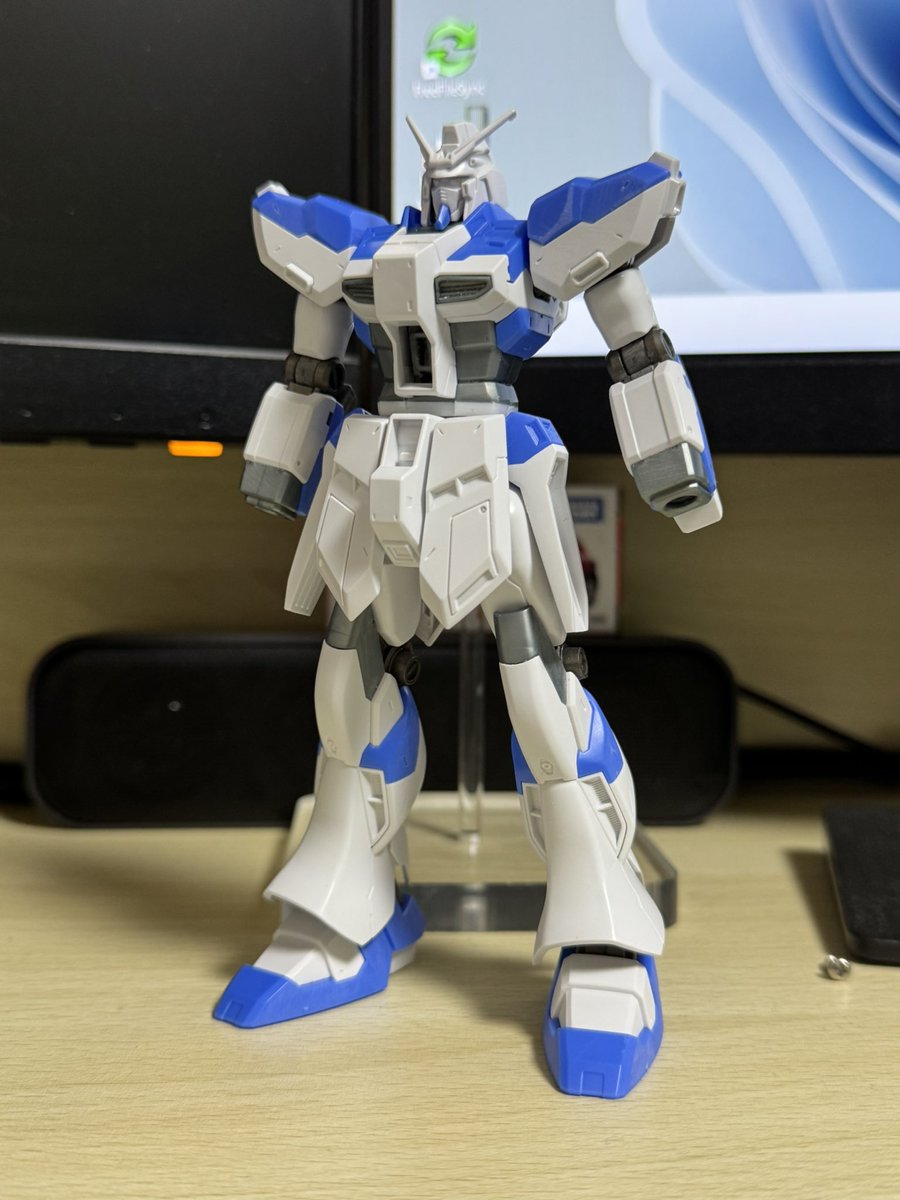 Sarah_GKN's tweet photo. 珍しくガンプラ。
HGのHi-νガンダム
首短縮、腹部延長、肩接続詰め、膝関節改修までやってバランス確認。
とりあえずここまでは悪くないかなー。
腰回りはボリューム増やしてもええな。 https://t.co/K4ve8oIgK6