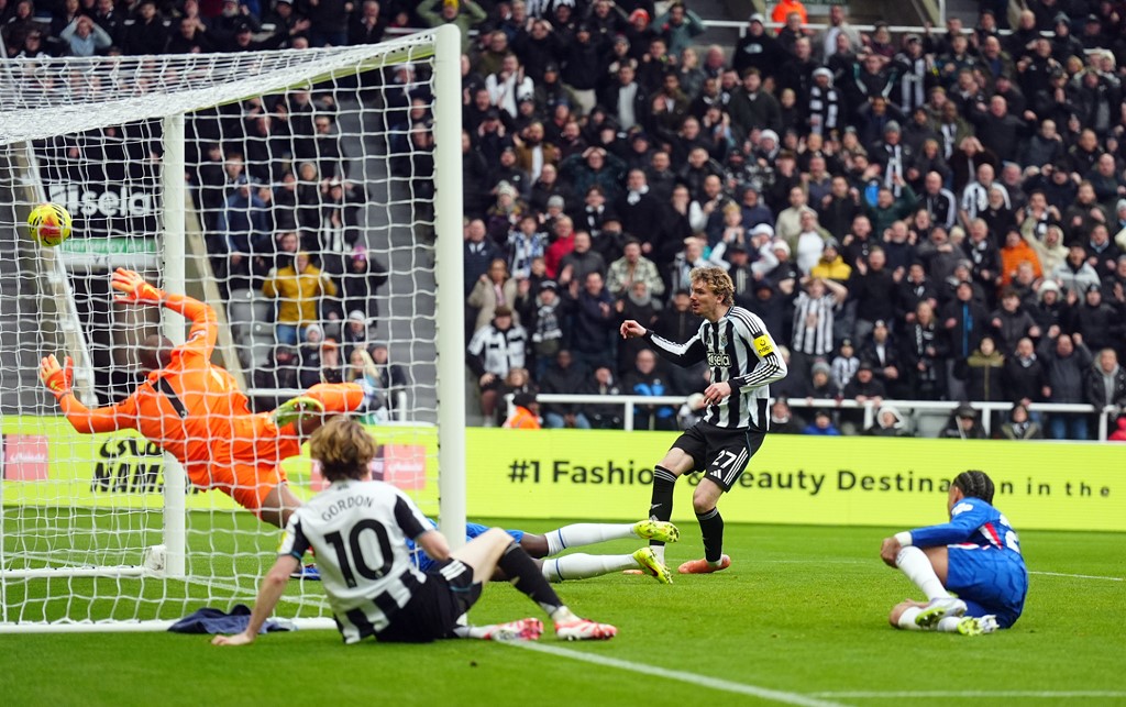 NEWCASTLE 1-0 CHELSEA

WOLTEMADE STRIKES EARLY! ⚽️ 

Newcastle are FLYING at St James' Park! 

Nick Woltemade taps in after just 4 minutes to give the Magpies a 1-0 lead over Chelsea! 

Drama already as Robert Sanchez is booked for protesting an injury to Malo Gusto that went
