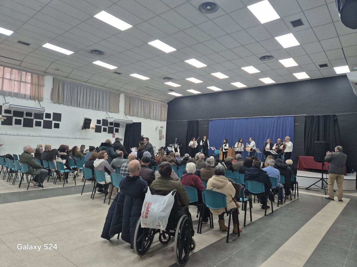 Buenos días a tod@s.
Hoy compartimos  una mañana entrañable, entre música 🎶 de villancicos, roscón de Reyes y, sobre todo, la buena compañía de vecinos y vecinas. 
Momentos sencillos que hacen barrio y nos recuerdan la importancia de compartir.