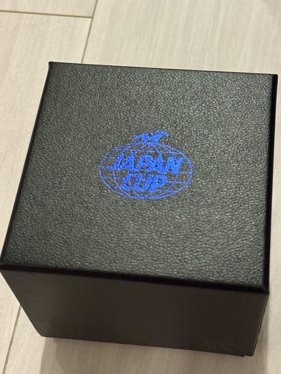 【2025ジャパンカップ オフィシャルネクタイ（ネイビー）】👔を1名様へプレゼントします！！
＜応募方法＞
（１）アカウントをフォロー 
（２）本投稿をリポスト
〆切は2025年12月30日23:59
※当選者にはDMでご連絡します🎊
#ジャパンカップ　#ネクタイ
先日募集した12/10締切分とは別に1本追加で🎁