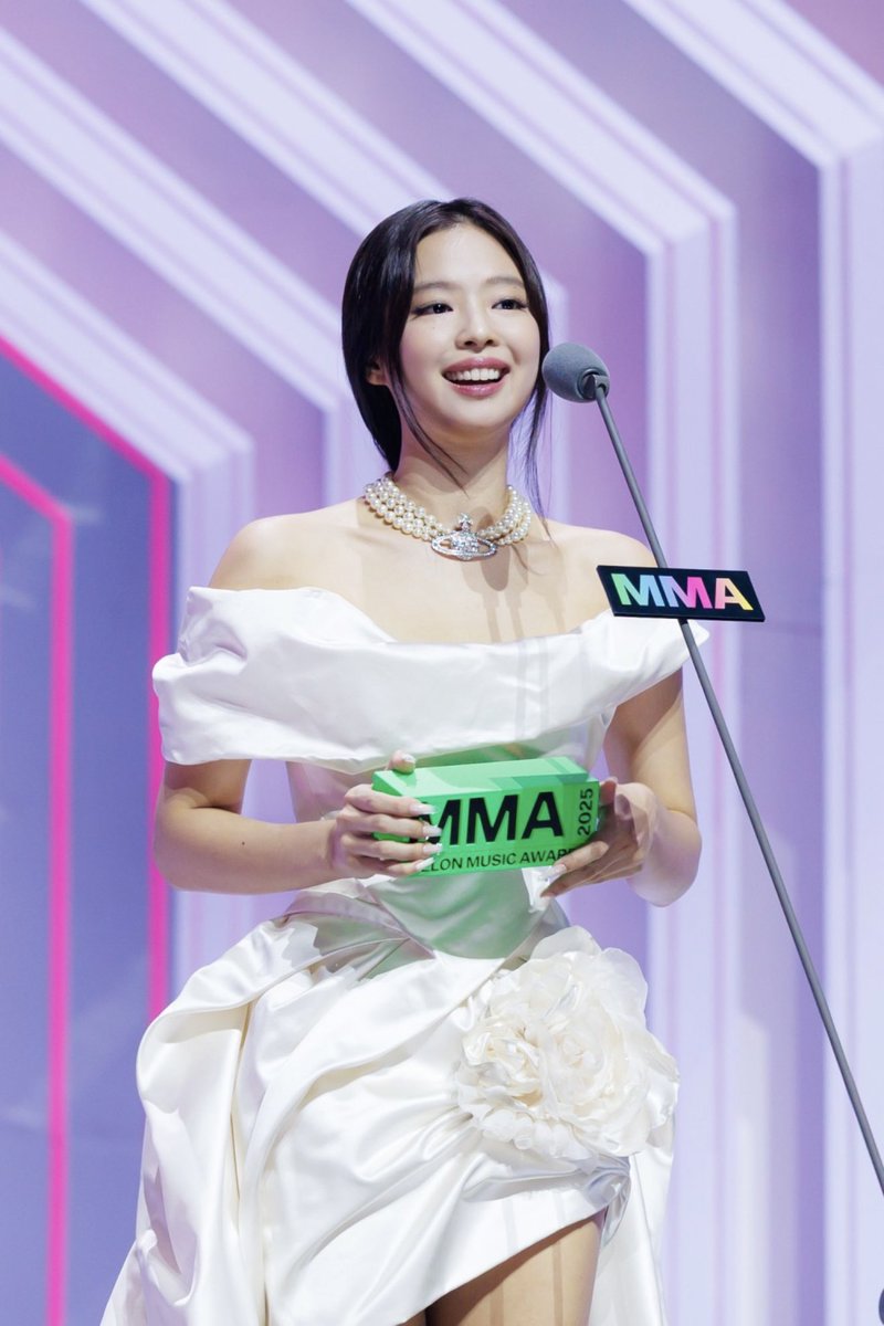 JennieDCGallery's tweet image. 251220 #JENNIE at the 2025 MelOn Music Awards.