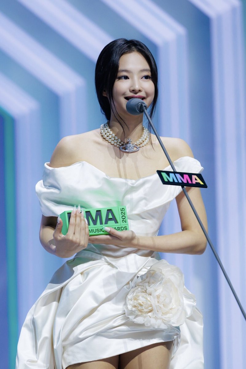 JennieDCGallery's tweet image. 251220 #JENNIE at the 2025 MelOn Music Awards.