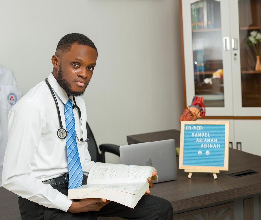 msa_ucc's tweet image. Dr (MED) Samuel Asiamah Abinah.
He had his first degree in BSc. Physician Assistant 
He completed Pope John SHS and Minor Seminary
Best Graduating Student in Anatomy and Chemical Pathology