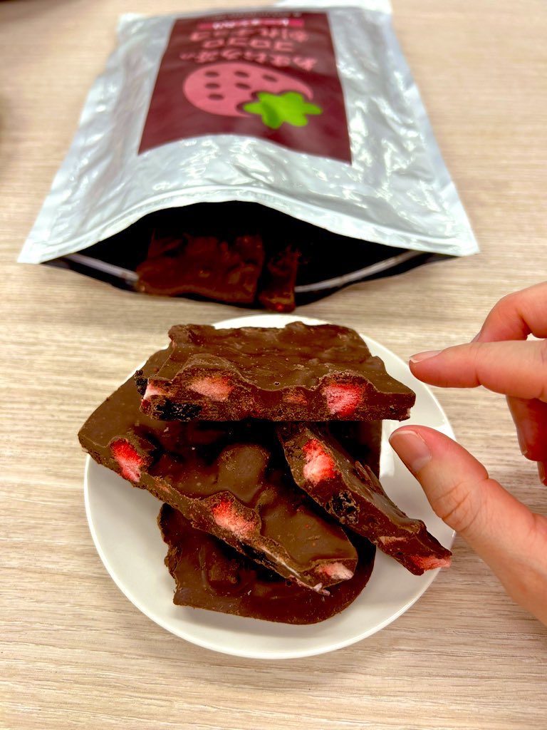 皆さま😠 #あまおう苺のゴロゴロ割れチョコ、レーズンverの新発売