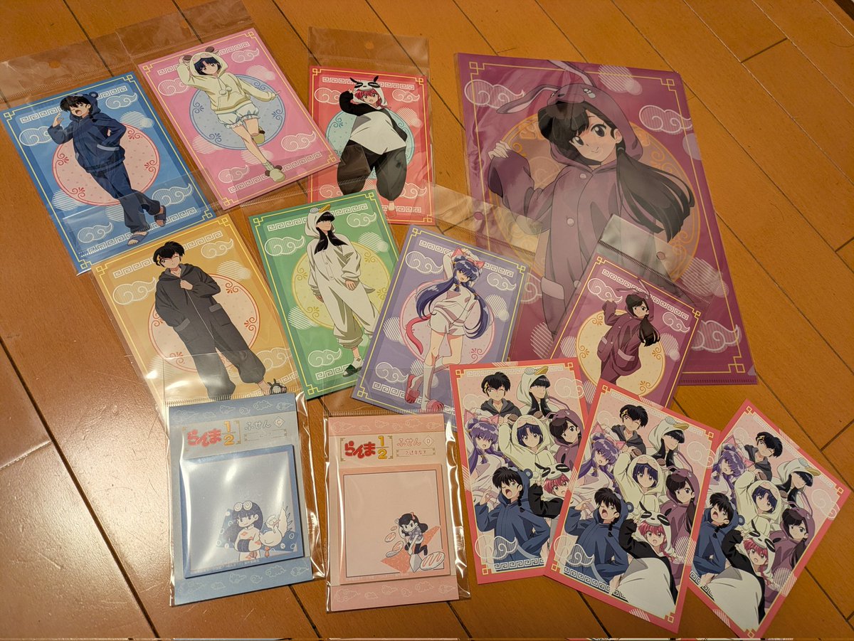 今日の戦利品〜✨ ポストカード全種類、欲しくて3回会計してもらいまし