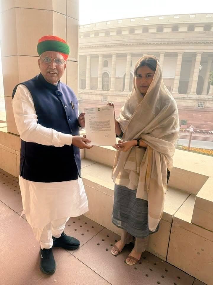 IqraMunawwar_'s tweet photo. पश्चिमी उत्तर प्रदेश में हाई कोर्ट बेंच की स्थापना की माँग को लेकर केंद्रीय कानून एवं न्याय मंत्री अर्जुन राम मेघवाल जी से मुलाक़ात कर उन्हें ज्ञापन सौंपा।

माननीय मंत्री जी ने इस महत्वपूर्ण माँग पर गंभीरता से विचार करने का आश्वासन दिया। https://t.co/AymvXJcPOv