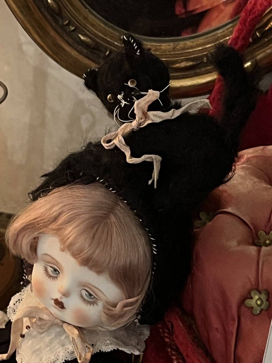 12/21(日)、いよいよ最終日。
13:00からお待ちしています。
今回で見納めの、中々見ることのできない作家さんの作品も沢山ございます。
田園都市線青葉台は、半蔵門線一本で来れます。
神奈川県横浜市青葉区つつじが丘36-7 経隆ビル4F
linktr.ee/kolmekissaa
#コルメキッサ
#カラスと黒猫展
#art