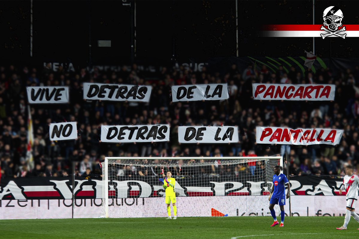 bukaneros92's tweet image. Ni chivatos.
Ni cotillas.
Ni bocazas.

Vive la vida detrás de la portería.