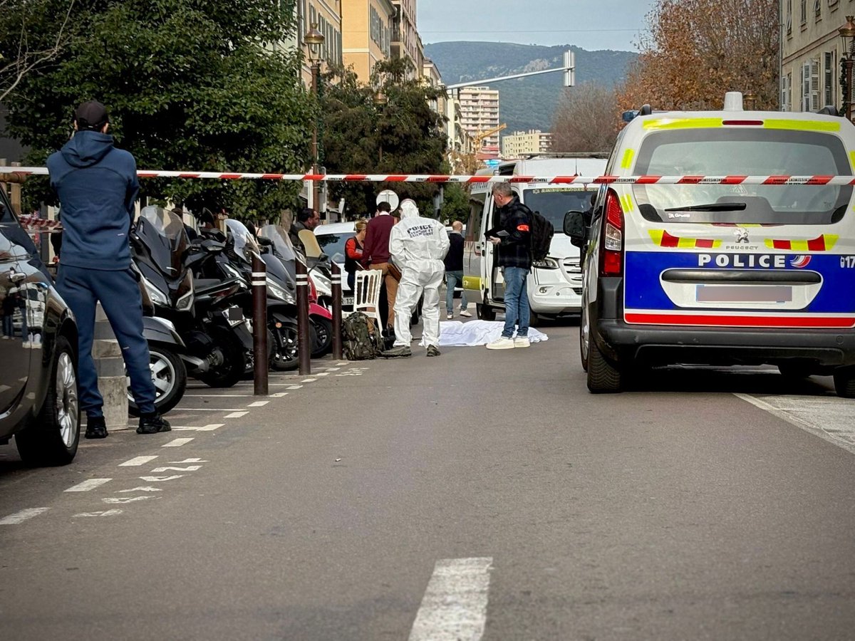 InfosFrancaises's tweet image. CORSE : Un homme menaçant en possession d'un couteau vient d'être abattu par balles par la police dans le centre d'#Ajaccio (Facebook - Jean Francois Bouin / France 3).