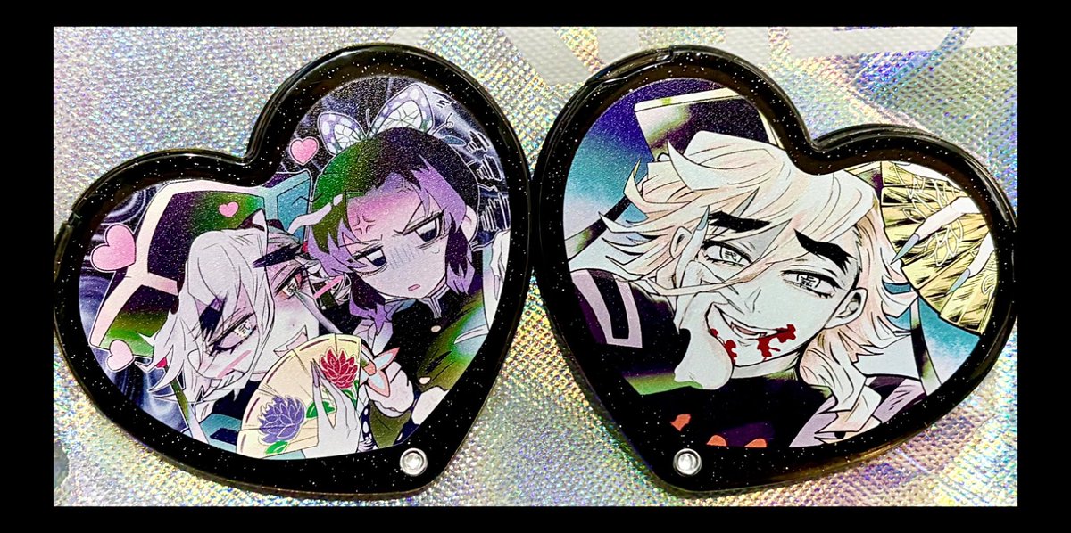 nerimono_o's tweet photo. 🖤🤍商品のお見本できました❕🤍🖤
印刷所様から全ての商品が届きました！全部が全部ギラギラのキラキラで最高です❕❕⟡꙳.·*.
2枚目～は童しのアクリルスタンド、ステッカー、ミラーのアップです🔎
アクスタやグリッターキーホルダーの詳細はリプに貼るのでどうぞご覧下さい💜 https://t.co/c0Qft5WKzw
