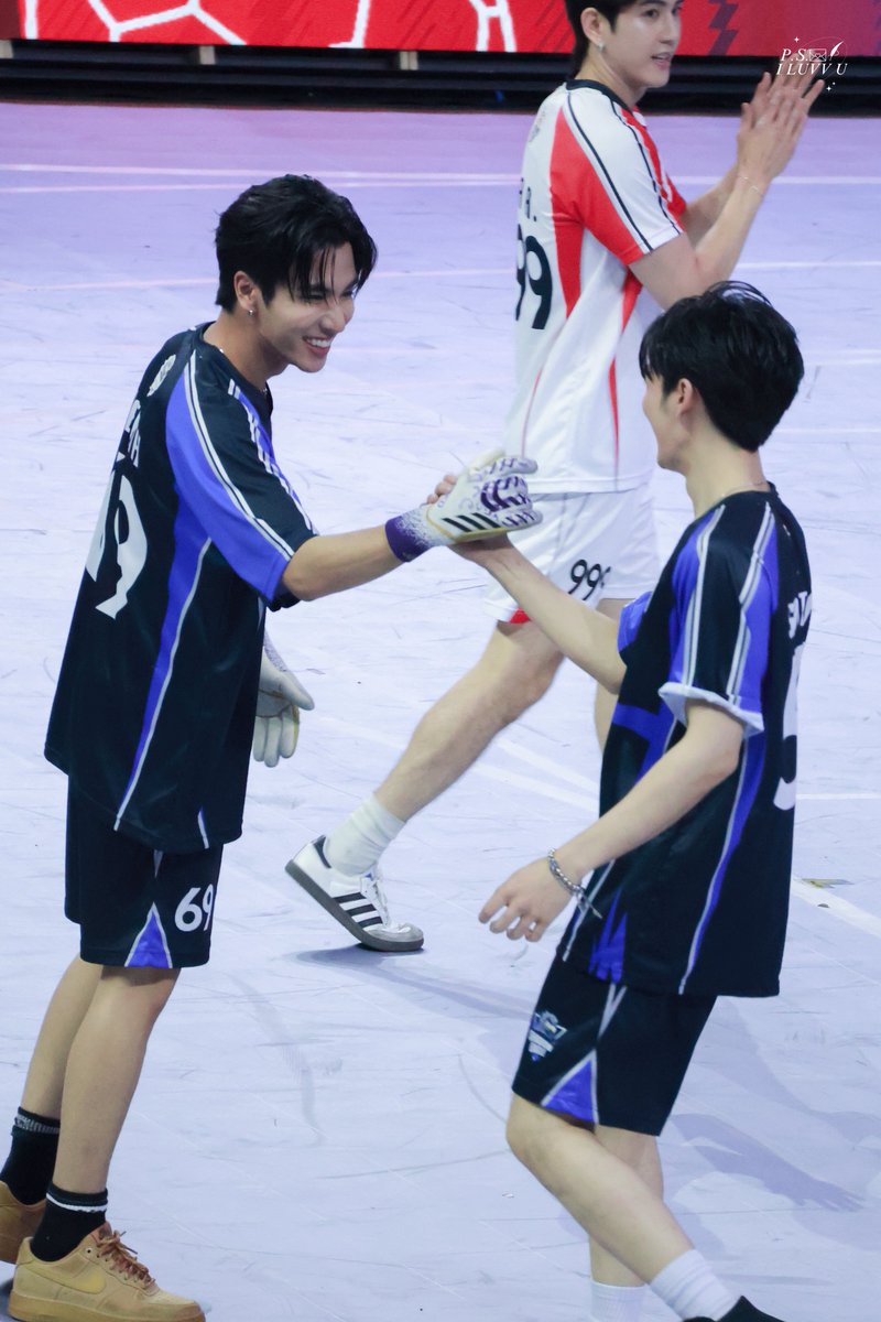 psiluvvu's tweet photo. 201225 :

ความน่ารักของเพิร์ธแซนต้าคือเวลาพี่เพิร์ธโดนเตะเข้าโกลน้องต้าจะชอบมาแตะมากอดตลอดเลย😣

PERTHSANTA DOMIIA WEWILLWIN

#GMMTVStarlympics2025
#PerthSanta #เพิร์ธแซนต้า https://t.co/ibE8Ii7rqa