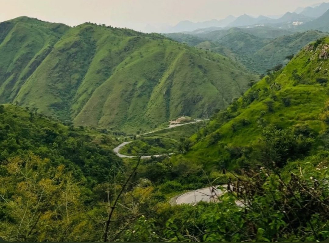 पैमाने मे थोड़े नीचे रहे गए,
अरावली ने प्रकृति तो बचा ली पर संसद के गणित मे फेल हो गए।