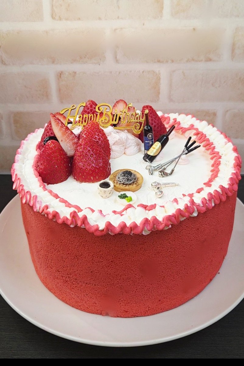 pooko018's tweet photo. お誕生日おめでとうございます✨✨✨
健康で素敵な１年になりますように🤗

今年はどんなケーキにしようか🤔
���んで考えて、Newアルバムの池森さんのジャケットから赤いケーキに決定🤭
池森さんが好きなものを飾り付け
ました。

#池森秀一
#ミュージシャン
#そば料理研究家
#ゴルフ
#ワイン https://t.co/7oDmdAKtrq