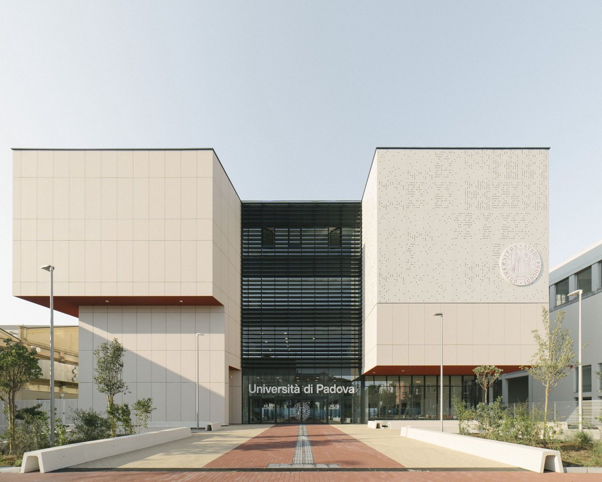 Archello's tweet image. Designed by Settanta7, the Padova Innovation Hub uses a laminated timber and CLT structural system to minimise embodied carbon while enabling rapid, prefabricated construction.
archello.com/project/padova… 

#MassTimber #LowCarbonDesign #SustainableArchitecture
