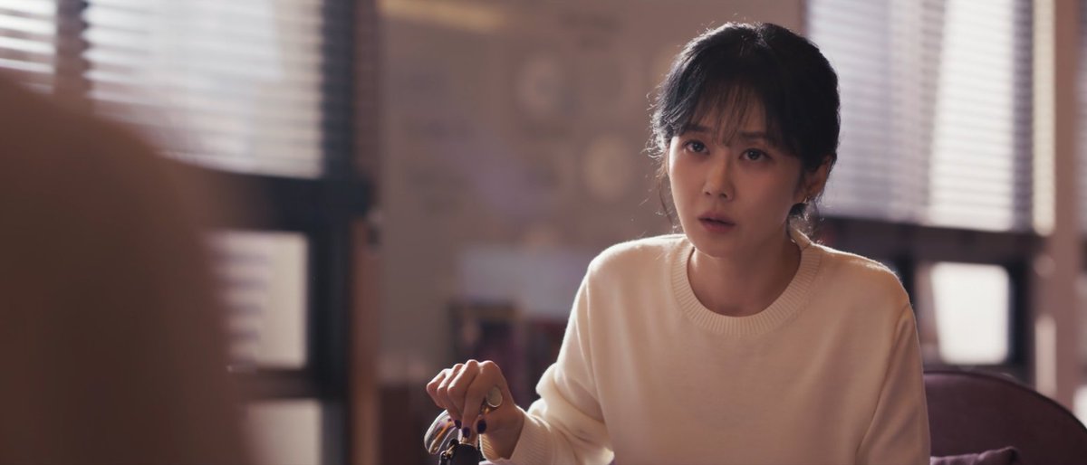 장나라 모범택시에 악역으로 특출하는 거 아니까 볼 때부터 '그래 악역이다 악역 나쁜 사람이야!!!'하고 마인드 세팅하고 보다가도 아름답고 피폐하고 버석건조하고 병약수 같은 모습에 '악역? 어쩌라구용 딱 내스타일♡' ㅇㅈㄹ 하면서 보고 있음