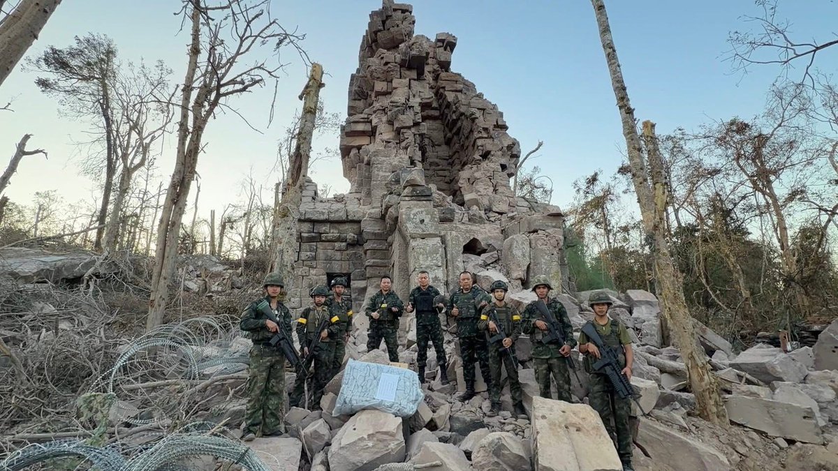 ArmyMilitaryHD's tweet photo. คืนอธิปไตยไทยสู่มาตุภูมิ! พลโท บุญสิน พาดกลาง ผู้แทนผู้บัญชาการทหารบก เดินทางลงพื้นที่หน้าแนวรบ ณ ปราสาทตาควาย และเนิน 350 อำเภอพนมดงรัก จังหวัดสุรินทร์ เพื่อตรวจสภาพพื้นที่จริงหลังถูกใช้เป็นฐานที่มั่นในการสู้รบ พร้อมเชิดชูเกียรติทหารกล้าที่ปฏิบัติหน้าที่อย่างเข้มแข็ง จนสามารถผลักดันผู้รุกรานและยึดคืนพื้นที่ได้สำเร็จ 
. 
ในการนี้ พลโท บุญสิน ได้มอบขวัญและกำลังใจให้แก่เหล่านักรบไทย โดยย้ำว่า "ความเสียสละของพวกท่าน จะถูกจารึกไว้ในฐานะวีรบุรุษผู้ปกป้องแผ่นดิน" พร้อมยืนยันว่ากองทัพไทยจะดูแลและยืนเคียงข้างกำลังพลทุกคนที่เสียสละเพื่อส่วนรวมอย่างถึงที่สุด เพื่อรักษาไว้ซึ่งอธิปไตยของชาติให้คงอยู่สืบไป