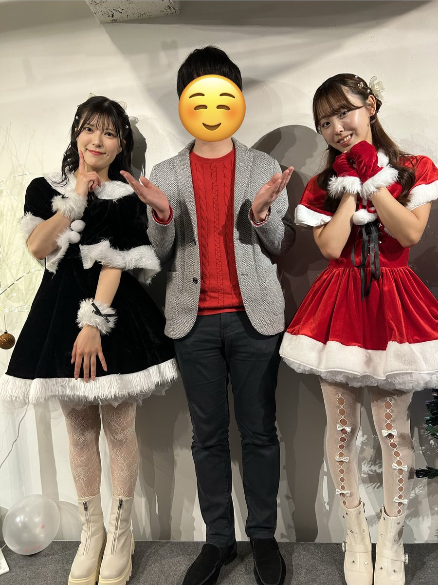 これは2人のサンタの間に通されたもののポーズに困る私と、最高の