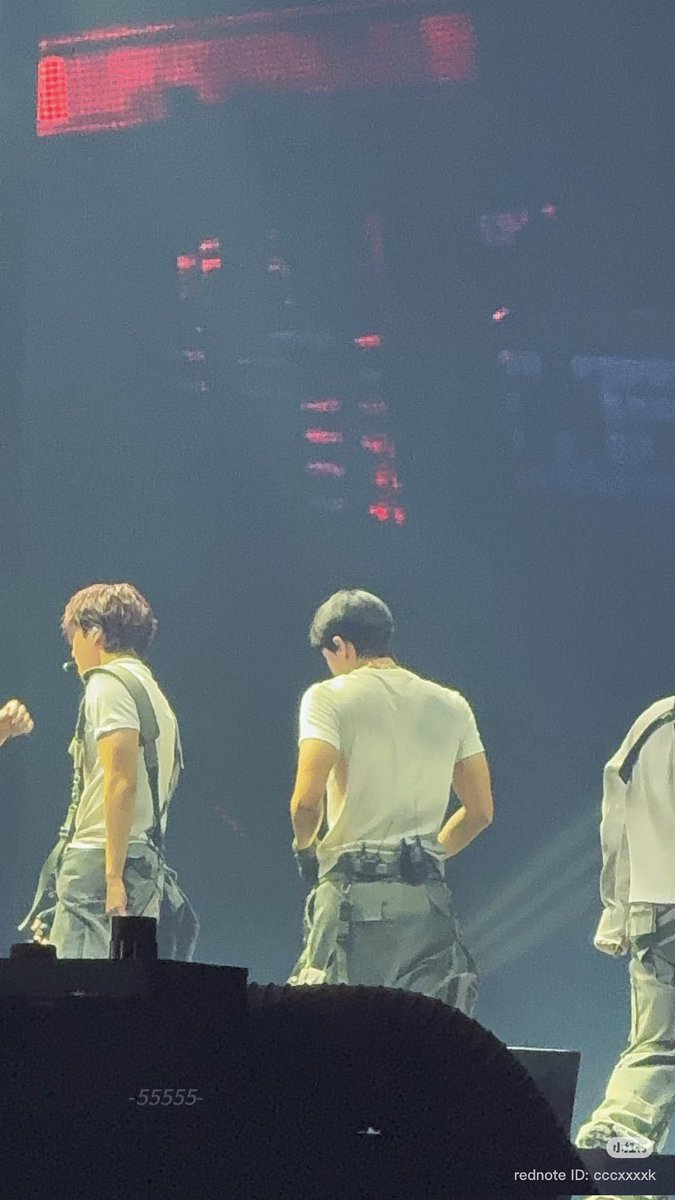 세훈이 등짝 뭐냐 진짜로