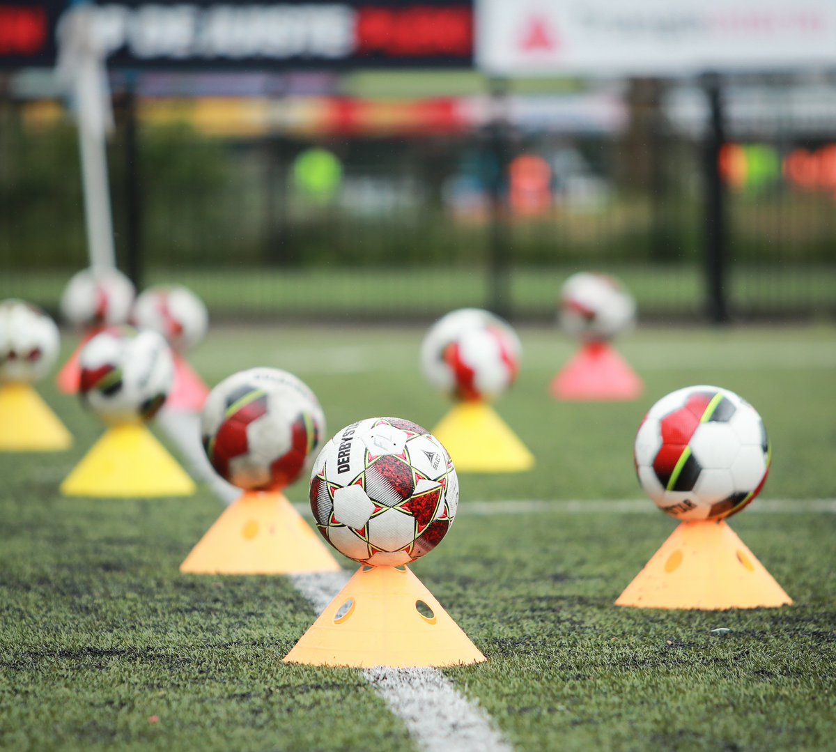 💙🤍Een belangrijke leestip:

*Wanneer begint de derde fase?
*Hoe ziet deze er per categorie uit?
*Wanneer is de indeling en het programma bekend?
*Kortom: hoe gaat het verder na de winterstop?

We leggen het allemaal uit @ vvseh.nl/de-belangrijke…

#fasevoetbal #rt #wijzijnseh