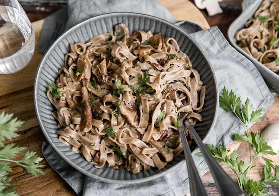 archiptere's tweet image. S'il y en a qui cherchent des idées de recettes de Noël facilement déclinables en végé 🌱, pour inclure tout le monde à table sans prise de tête :

J'ai fait quelques fois ce duo tagliatelles aux St-Jacques / tagliatelles aux cèpes et ça plaît à tout le monde 😋