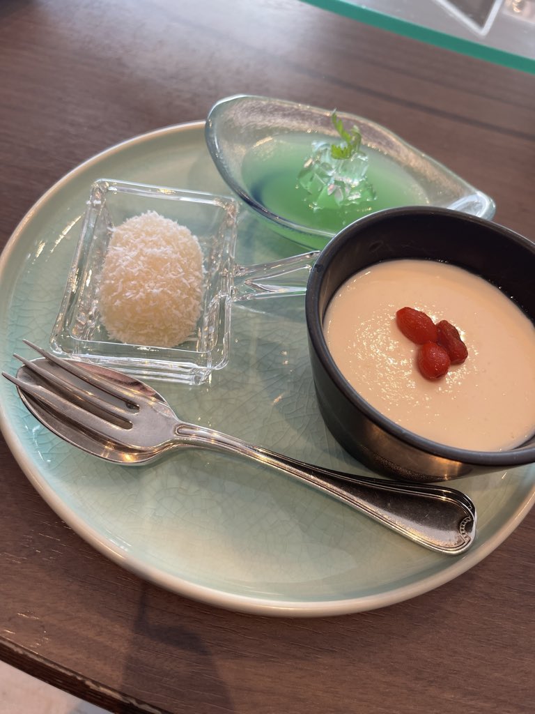 keitasaco's tweet photo. 巷で噂の碧のゼリー https://t.co/6v8FNPka9L