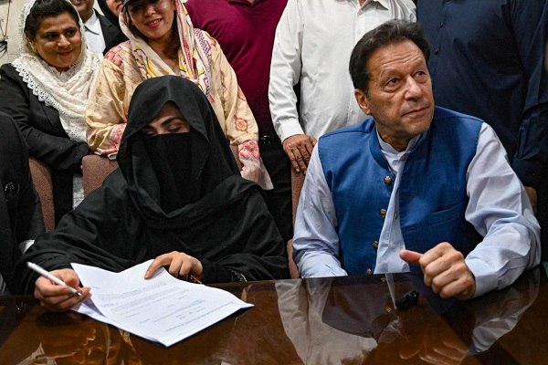 newvisionna's tweet photo. عمران خان و همسرش به ۱۷ سال حبس محکوم شدند

نخست وزیر پیشین پاکستان و همسر وی، هر کدام از آنان به ۱۷ سال حبس و پرداخت ۱۶.۴
میلیون روپیه محکوم شدند.

#ImranKhan #ikkhan #imrankhanpti https://t.co/Vt7hbMJbCO