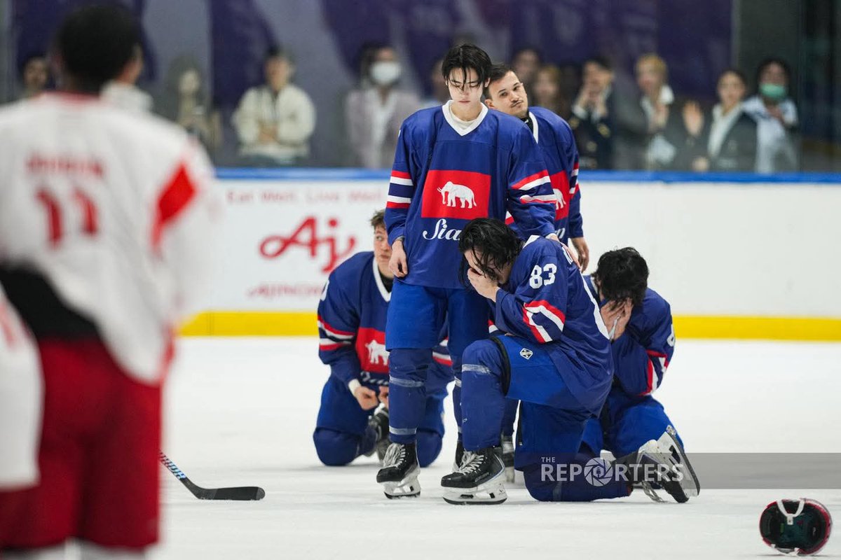 ploypuanggg's tweet photo. ช่างภาพ the reporters ถ่ายรูปนักกีฬาฮอกกี้น้ำแข็งทีมชาติไทยมาเหมือนอะนิเมะเวอชั่นคนเลยอะ https://t.co/h1fHyQpDt6