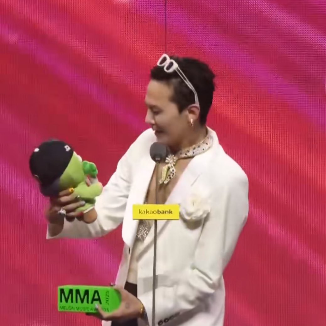 jiyongville's tweet photo. *übermensch winning album of the year at mma*

jiyong: guys i got a cute plushie !!!! https://t.co/mquNx9SS2N