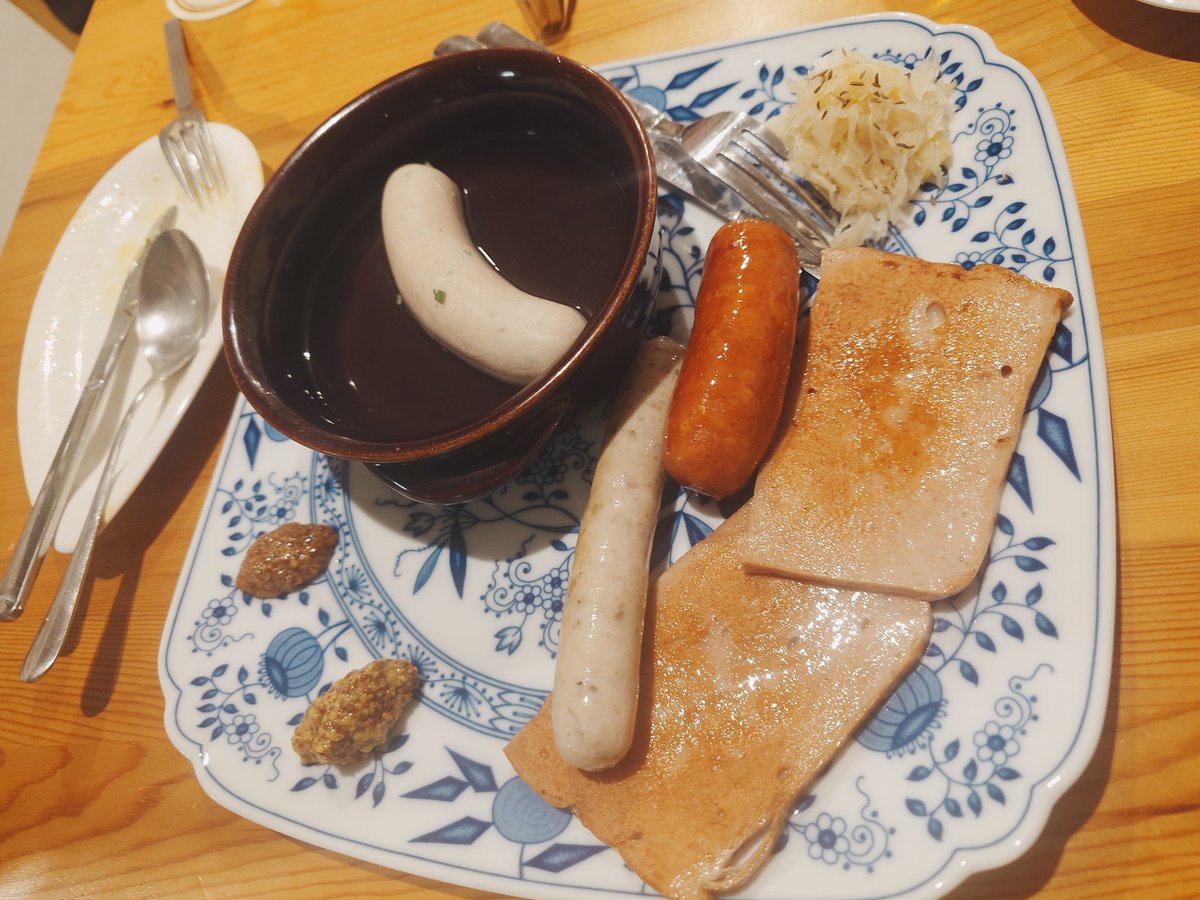 twshoko's tweet photo. 今日は、少し早いけど、ハイネルさんのお誕生日お祝い！
おめでとう😆🎉
今年も皆でお祝いできたよ
今年は椿山荘そばのレッカーマウルというドイツ料理屋さん
フラムクーヘンが食べれます！
…って食べたこと無かったんだけど、軽くて美味しかった😊
写真載せきれないほどいっぱい食べたよ😋 https://t.co/qRxRILp8bP