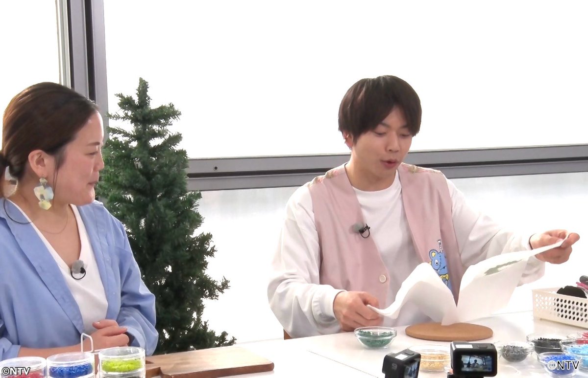shu1tv's tweet photo. 9時10分頃からはまじっすか💜
メリークリスマス🎅久しぶりにまじっすか登場‼︎ #NEWS #増田貴久 くんがどこの家にもきっとあるモノを使ったおどろきのアートでクリスマスツリー作りに挑戦‼︎💛

捨てるはずのアレを材料に⁉︎意外な再利用アートは超エコな材料で変幻自在☃️#まっすー オリジナルの手作りオーナメントは斜め上のデザインに⁉︎アノ日用品でクリスマスリース★SNSでバズり中のアート作品にまっすーが挑戦‼︎

完成したツリーをスタジオで生披露&生点灯式🌲その出来栄えは?
そして今年最後のまじっすか‼︎来週の目玉企画のお知らせも大公開‼︎‼︎
