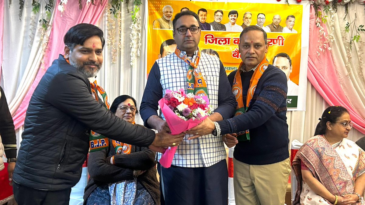 kamalyadav77's tweet photo. आज फरीदाबाद में BJP Haryana के फरीदाबाद महानगर जिला की कार्यकारिणी बैठक जिला अध्यक्ष श्री सोहनपाल सिंह जी की अध्यक्षता में संपन्न  हुईं।

इस में बैठक में डबल इंजन की भाजपा सरकार की जनकल्याणकारी योजनाओं को जन-जन तक पहुंचाने के लिये संकल्पित होकर कार्य करने का आह्वान किया।

इस दौरान जिला प्रभारी श्री कमल यादव जी , पूर्व मंत्री एवं विधायक श्री मूलचंद शर्मा जी, पूर्व मंत्री श्रीमती सीमा तिरखा जी,मेयर श्रीमती परवीन जोशी जी, पूर्व ज़िलाध्यक्ष श्री गोपाल शर्मा जी, चेयरमैन श्री हुक्म सिंह भाटी जी, प्रवक्ता हरियाणा श्री विजेंद्र नहरा जी, किसान मोर्चा प्रदेश उपाध्यक्ष श्री बलदेव अलावलपुरिया जी सानिध्य मिला।
@BJP4Haryana @NayabSainiBJP @DrSatishPoonia @PhanindranathS3