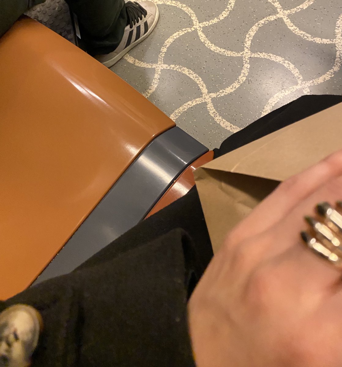 La ağlıyom la niye kimse yanıma oturmuyo metro tıklım tıklım, gelin la burası boş dışlanmış hissediyorum kalkcam şimdi stres oldum biri acil gelsin