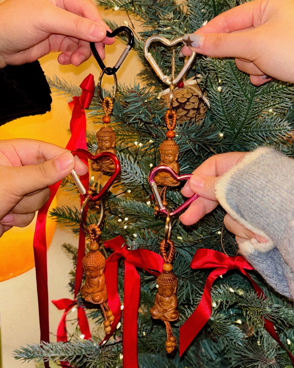 연말이고 해서...
섹시한 옷 입고*^^* 사랑하는 친구들이랑 폼푸 케이크 사와서 파티 했구요 너무 행복했구요 평생 이렇게 놀고만 싶네요...🍮🎂🎁❤️💚❤️💚