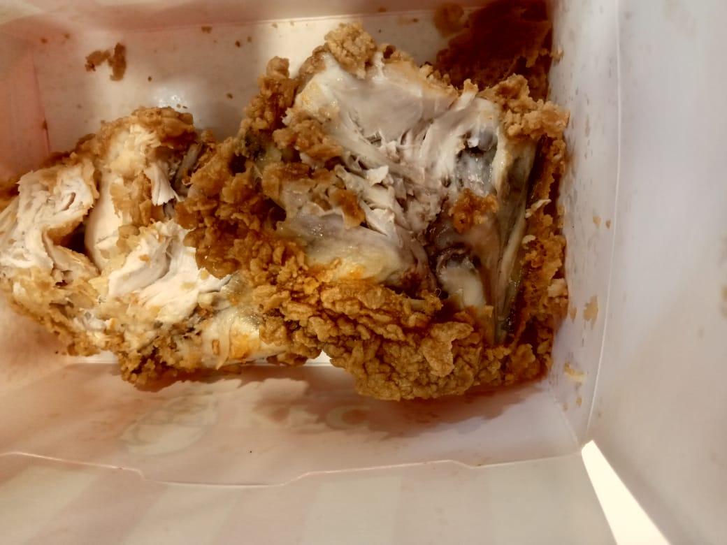 DebayanDatta10's tweet photo. @kfc @KFC_India @QUESTMALL @yumbrands I had ordered 2 pieces of Hot and Crispy Chicken, but to my shock, the chicken served was tough, stale, and clearly not fresh.I immediately informed the manager, instead of addressing the concern professionally, his response was pathetic. https://t.co/3d0cjIelnE