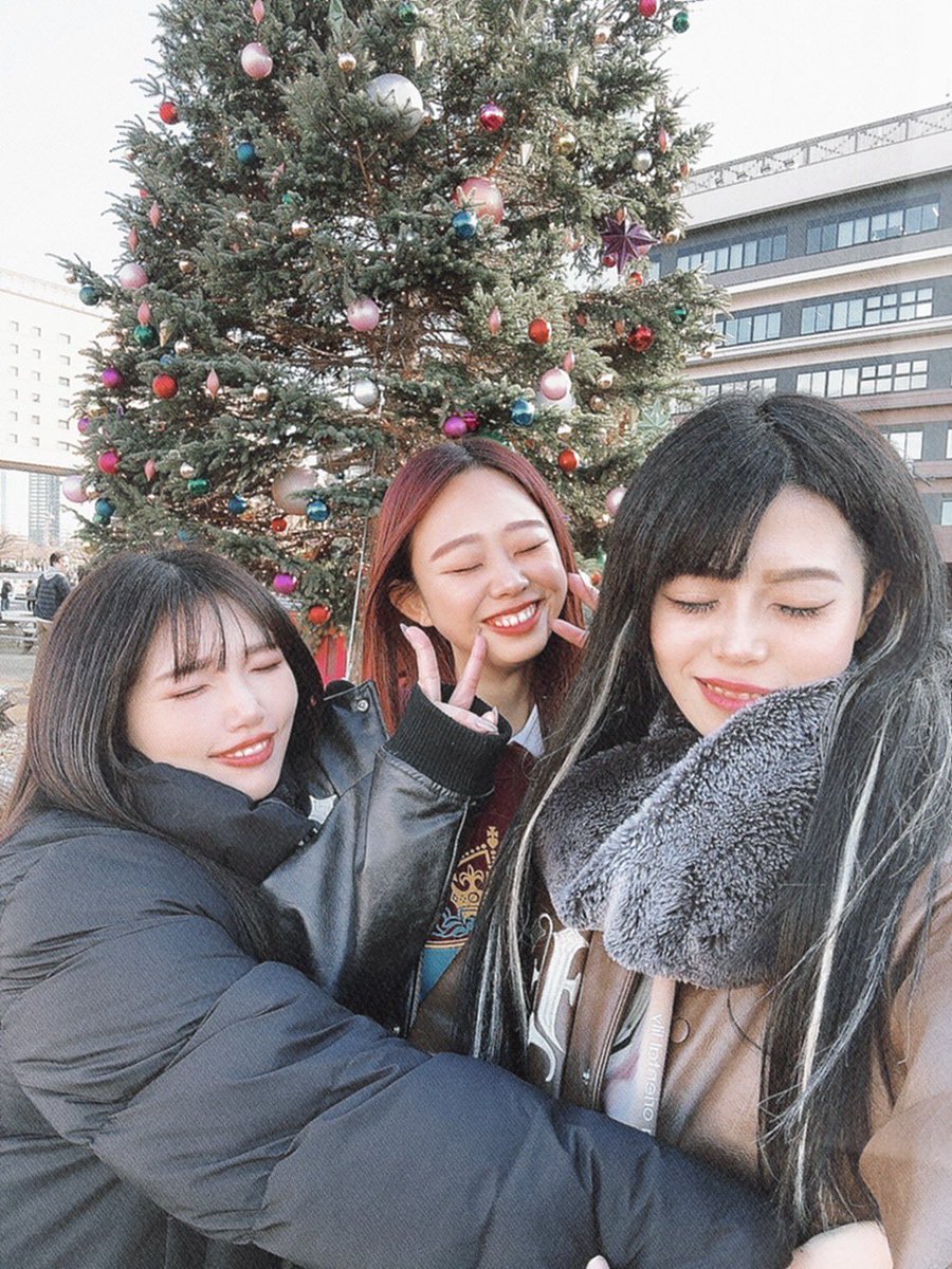 syk14kn's tweet photo. クリスマスのライブ初めて参戦したけど楽しかった〜！🎄🎅🏻🪄金髪のカナやん見た時平成に戻った感覚だったなあ。
久しぶりに3人で集まれたのもよかった♡来年はわたしたちの周年祭しようね〜！🩷💙💛 https://t.co/plToQMEosu