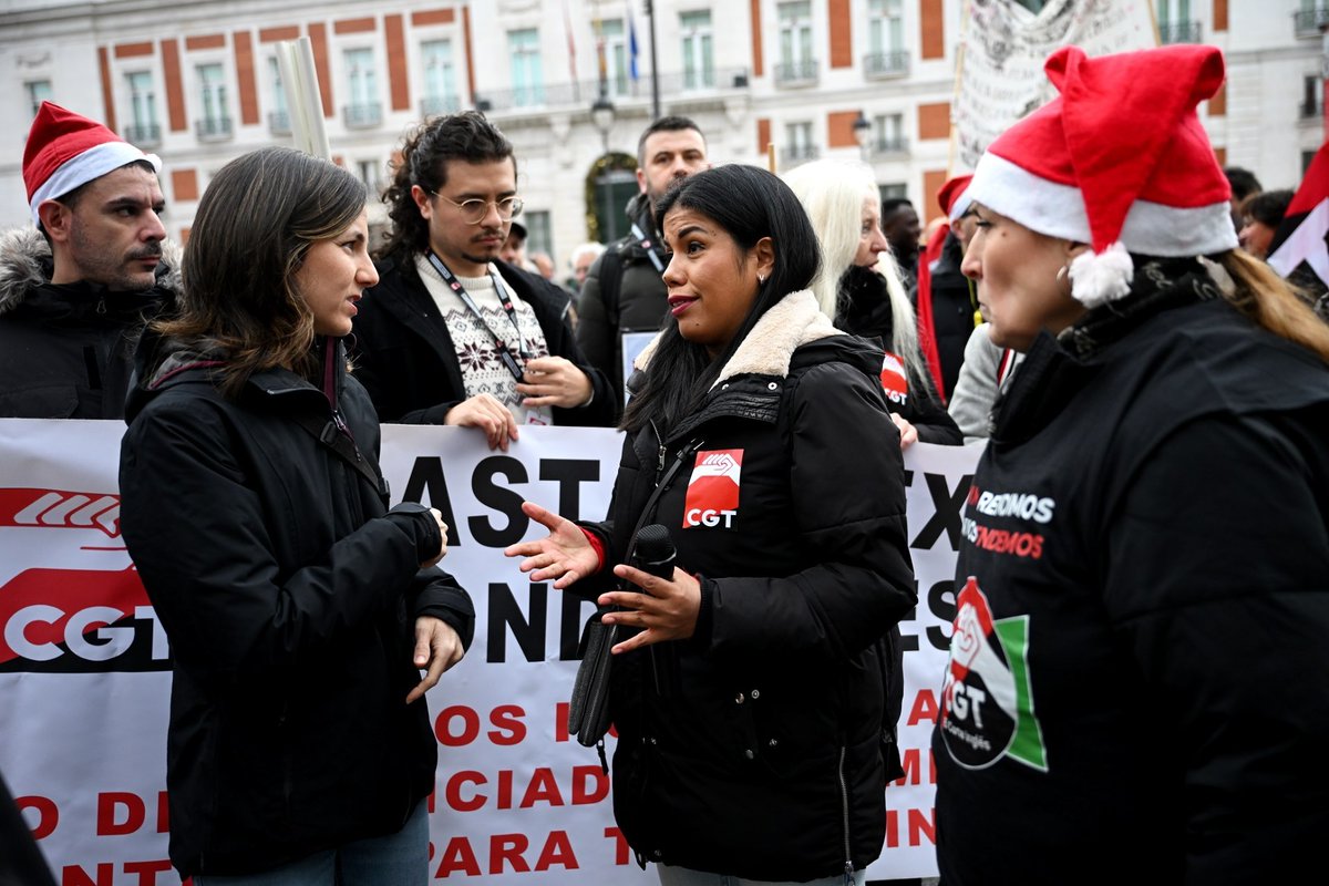 Podemos_CMad's tweet photo. Hoy hemos estado presentes, junto a CGT, LAB, Intersindical y S.B., apoyando la lucha por condiciones dignas en El Corte Inglés.
La explotación se combate en la calle, organizadas y con voz propia.
#20dicembre #BastaDeExplotación #CondicionesDignas #Madrid https://t.co/IKLuCCndL8