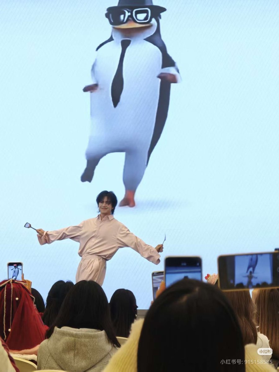 MC Post Xhs 

ร่วมงานกับบิวเป็นครั้งที่สามแล้ว และเช่นเคย เขามีเสน่ห์ดึงดูดใจบนเวทีอย่างน่ารักน่าเอ็นดู น่าจะเรียกเขาว่าประธานจินในปัจจุบันเลย เขาเป็นมหาเศรษฐีตัวจริง
ตอนนี้

CELEBRATE WITH BUILD

#BuildXmasParty #BuildJakapan #Beyourluve
