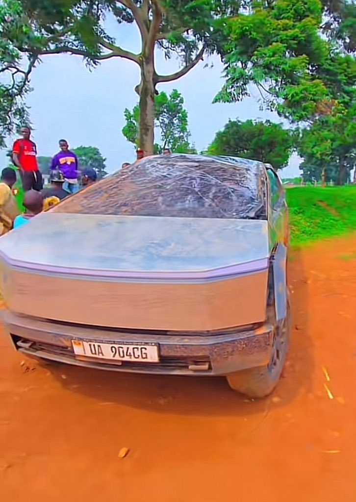 CarolPrim3's tweet image. But whose Cyber Truck is this?😳