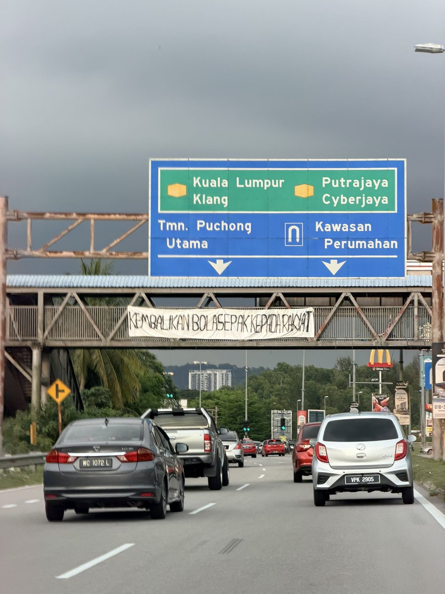 #KembalikanBolaSepakPadaRakyat