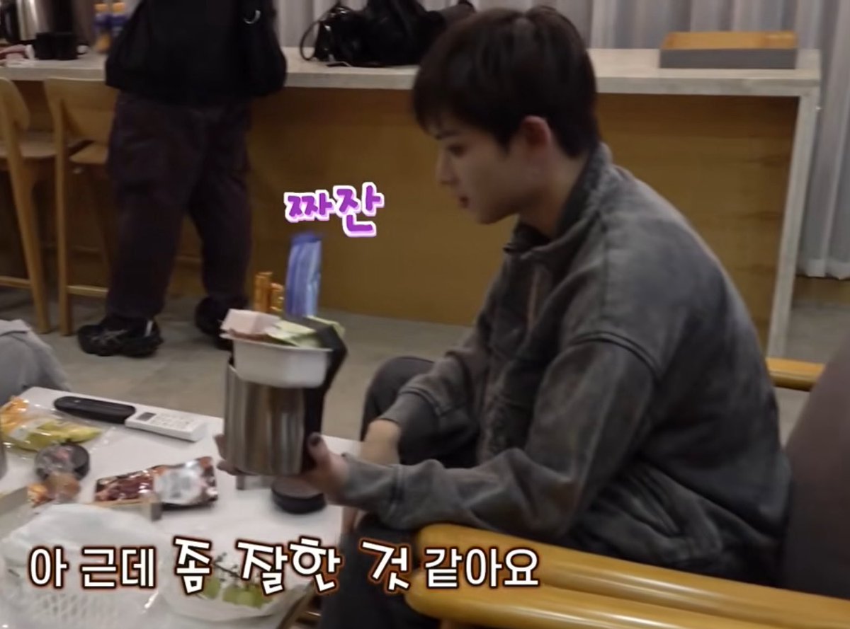 도시락 싸는데 절연 테이프 쓰는 사람 처음봄 아 웃겨