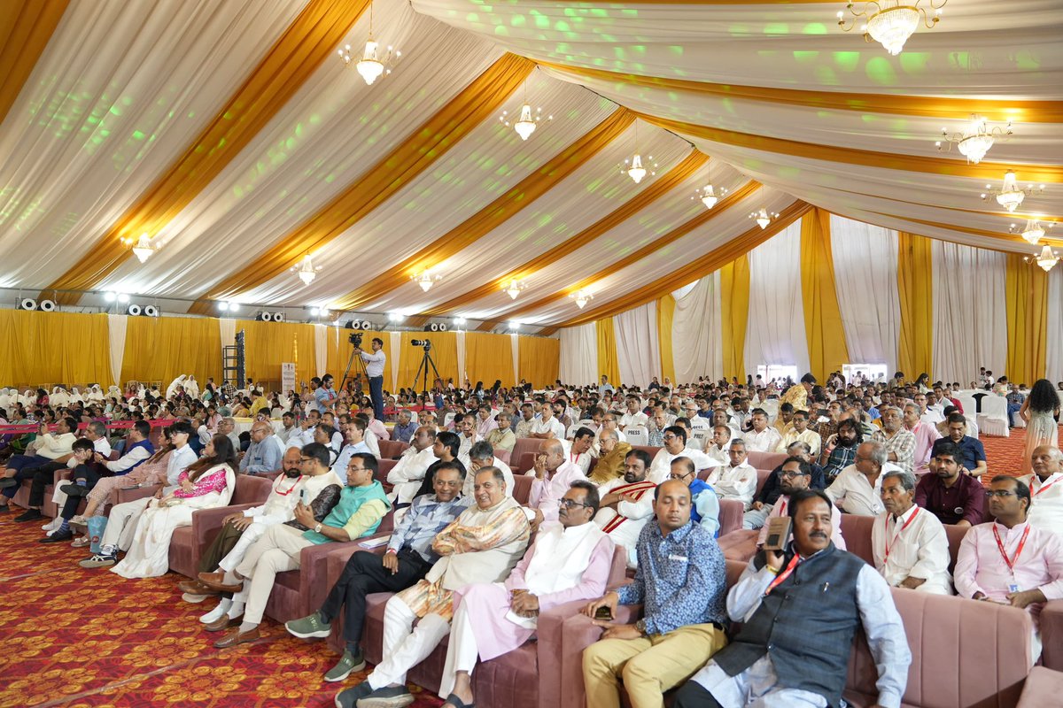 PiyushGoyal's tweet photo. आज बोरीवली में आयोजित ऋषभायण कार्यक्रम के दौरान संतों के आशीर्वाद के साथ उपस्थित जनमानस को संबोधित करने का अवसर मिला। भगवान ऋषभदेव की शिक्षाओं ने कृषि, वाणिज्य, शिल्प और विद्या के माध्यम से समाज की सुदृढ़ नींव रखी। जैन दर्शन आज भी सेवा, सद्भावना, अहिंसा और सत्य का मार्ग प्रशस्त करता है।

गत वर्षों में प्रधानमंत्री @NarendraModi जी के अमृत संकल्प के साथ भारत में विकास भी, विरासत भी का भाव सशक्त हुआ है। उनके नेतृत्व में हम सभी उद्योग, नवाचार और नैतिकता के समन्वय से तकनीक में सक्षम, मानवता में समृद्ध और करुणा से परिपूर्ण विकसित भारत के निर्माण की ओर आगे बढ़ रहे है।