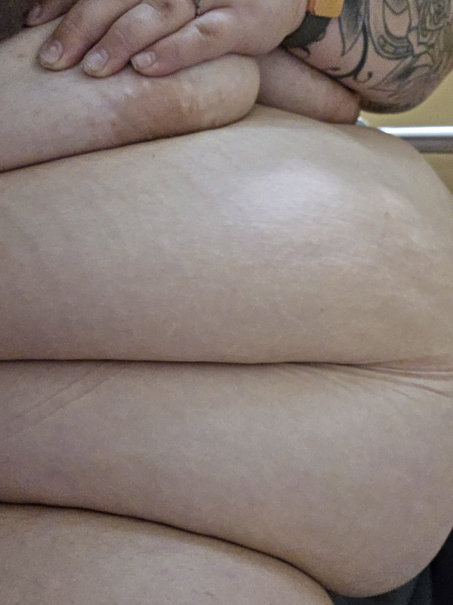 ssbbwvic's tweet photo. My belly is so big I couldn't fit it all on camera 🥰 https://t.co/JqZcbjfFwn