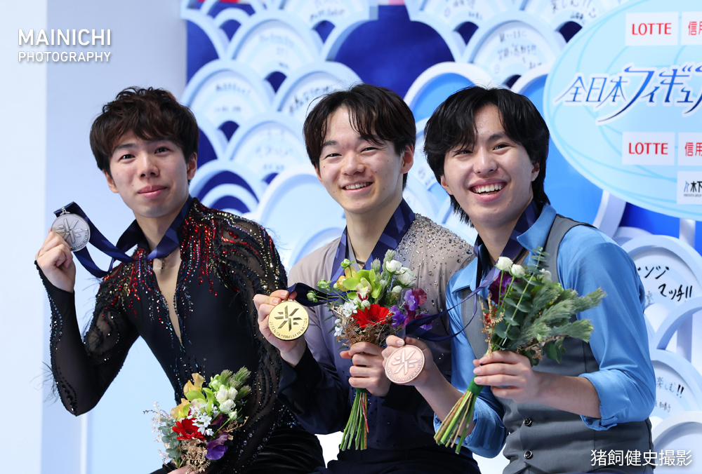 mainichiphoto's tweet image. 全日本フィギュアスケート選手権・男子シングル。表彰式後の素敵な笑顔が届きました。メダルを手に笑顔を見せる（左から）2位の佐藤駿選手、1位の鍵山優真選手、3位の三浦佳生選手です。
写真特集→mainichi.jp/graphs/2025122…