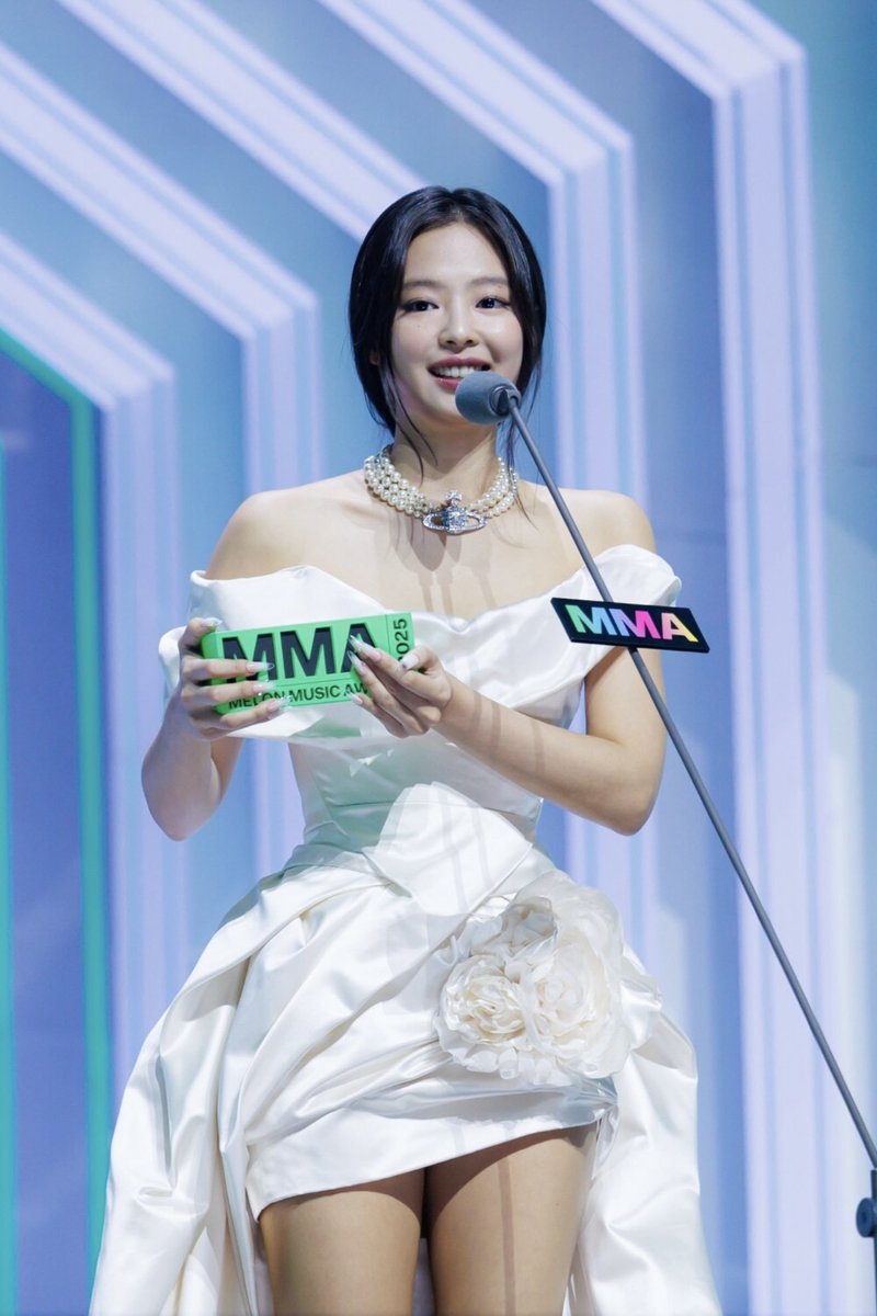 JENNIE NEWS tweet media