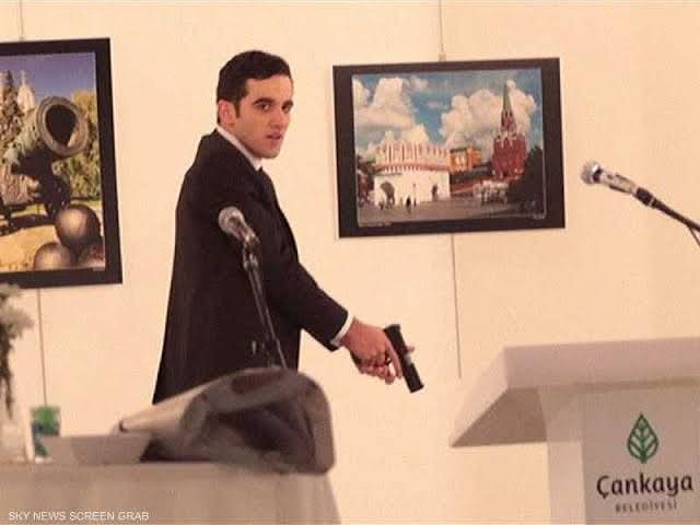 هناك من لم يُقدّم لحلب مجرد كلمات… بل تبرّع بروحه
خسر مناصب وتخلى عن كراسي الدنيا
ودفع ثمن مواقفه كل آل طنطاش فصلٌ وتشويهٌ وحرمان
لم يقل أنا تركي لا دخل لي بالسوريين
بل صرخ من أعماقه
نحن الذين بايعوا محمداً على الجهاد
ورفع اسم حلب عالياً 
نحن الذين بايعوا محمد على الجهاد ماحيينا