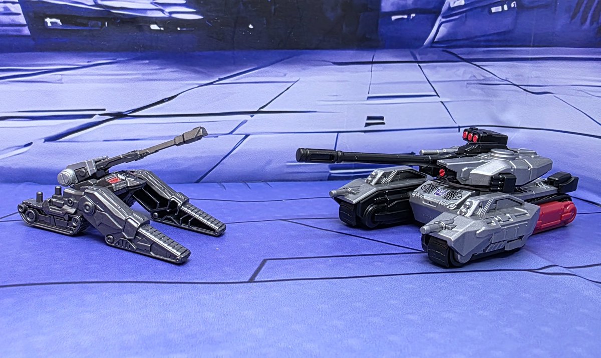 블로키 휠즈의 메가트론과 클래식 쓰에 들어가는 미니탱크 크기 차이 상장합니다 거의 아빠와 아들입니다