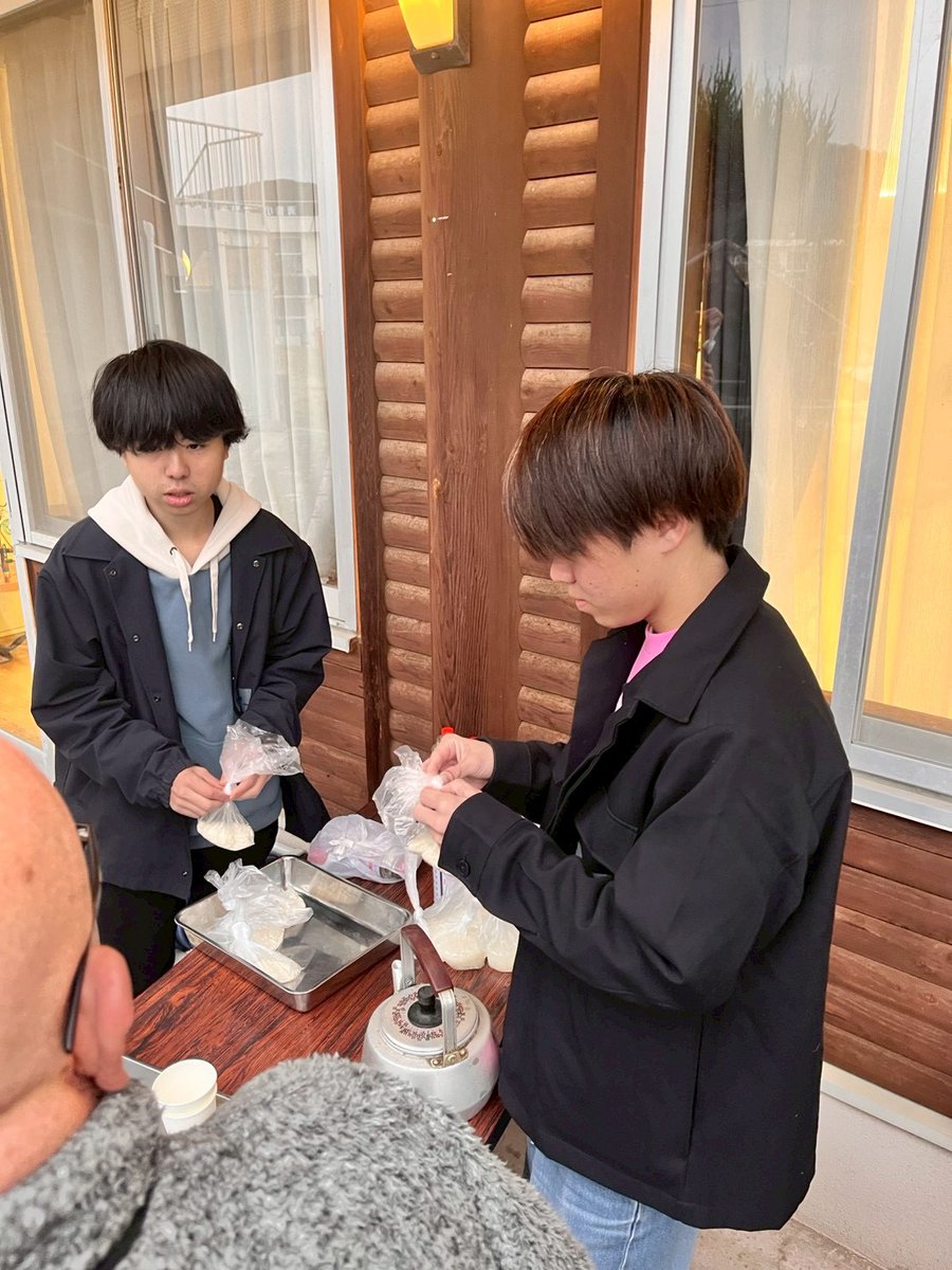 okabato's tweet photo. 2025/12/13・14
きよねDE防災キャンプ@きよね夢てらす

清音防災キャンプで紙食器工作の講座とパッククッキングを行いました！
紙食器工作の講座では、作り方に加えて紙食器を用いる意義のついて学んでいただきました🍽️
講座後には自分たちで炊いたご飯を美味しくいただきました😋 https://t.co/Cy6EP66D1a