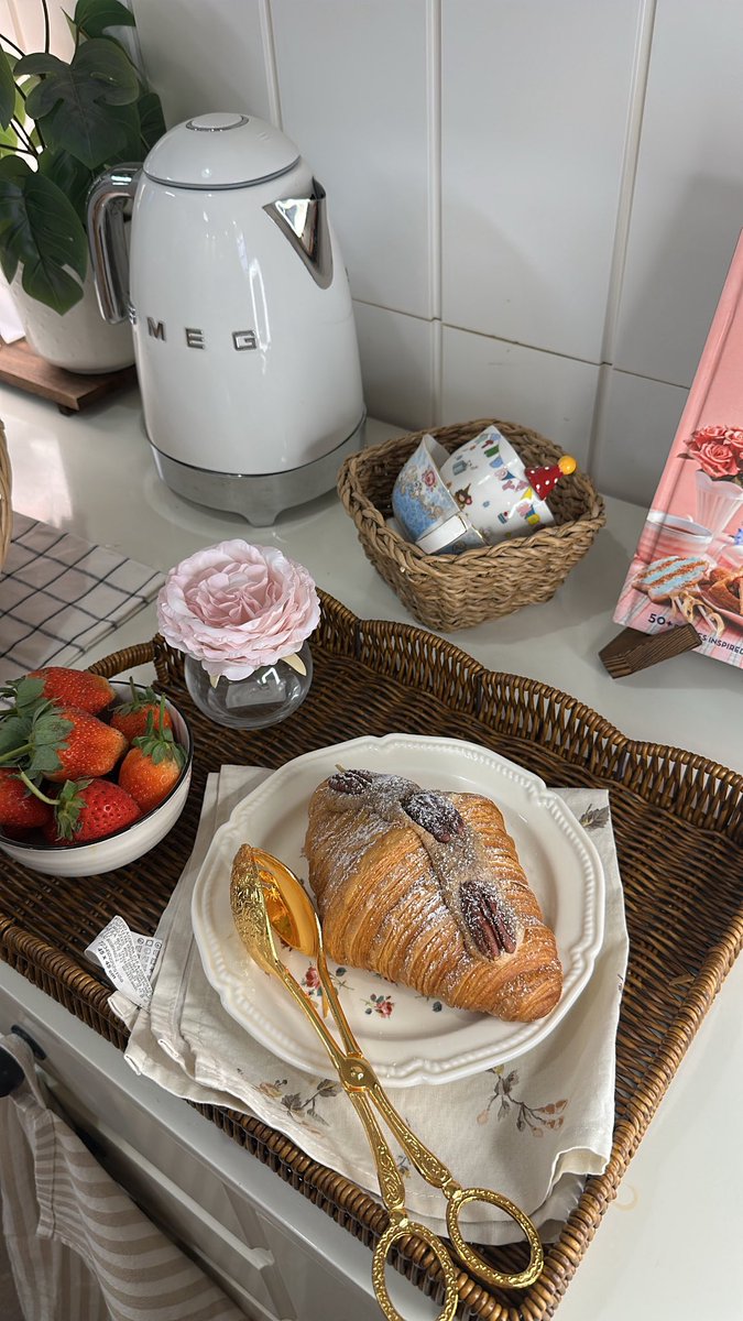 sofya2021's tweet image. اللّحظات الحلوة اللي نصنعها لأنفسنا .. 🥣🥐☕️🛋️🪽